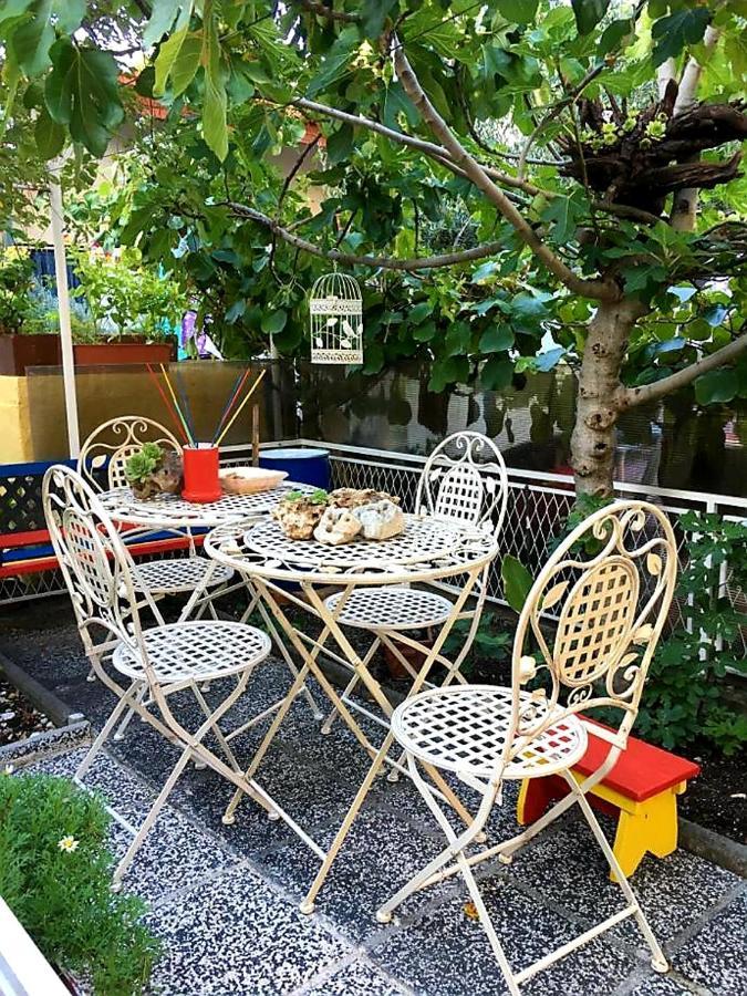 Yellow, Red & Blue Apartment Split Luaran gambar