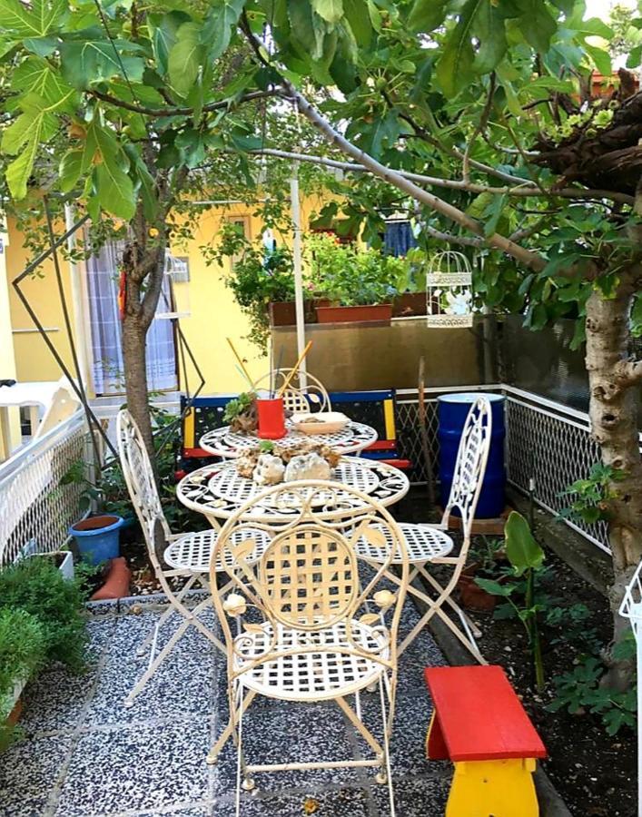 Yellow, Red & Blue Apartment Split Luaran gambar