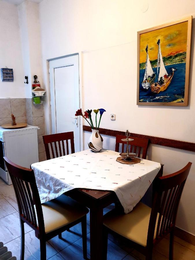 Yellow, Red & Blue Apartment Split Luaran gambar