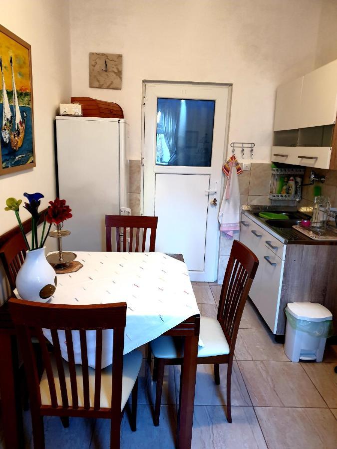 Yellow, Red & Blue Apartment Split Luaran gambar