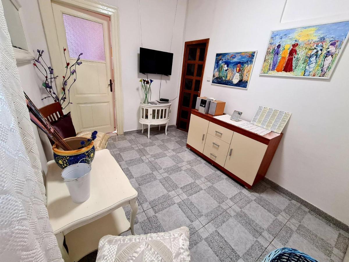 Yellow, Red & Blue Apartment Split Luaran gambar