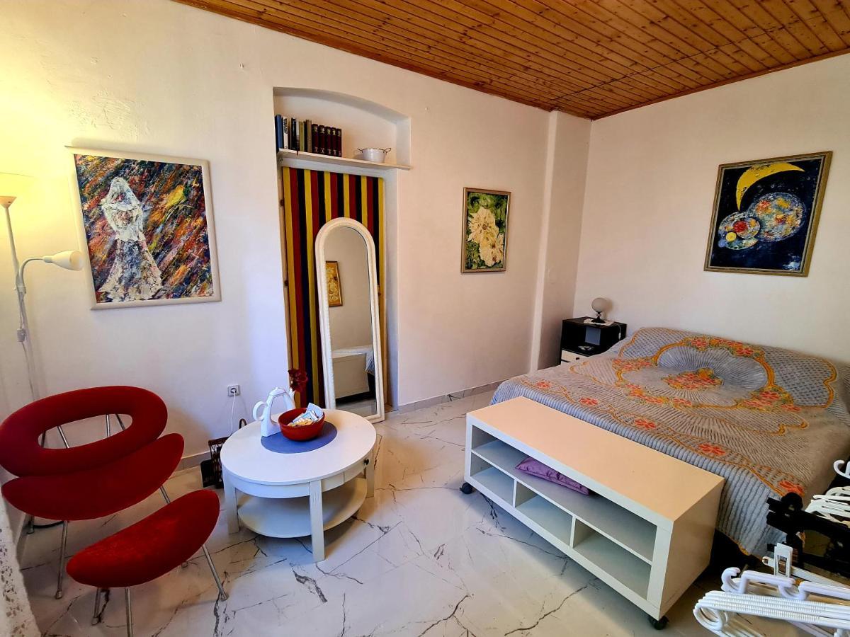 Yellow, Red & Blue Apartment Split Luaran gambar
