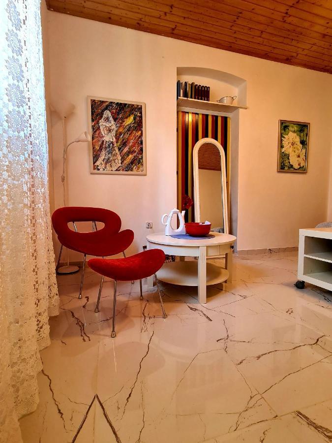 Yellow, Red & Blue Apartment Split Luaran gambar