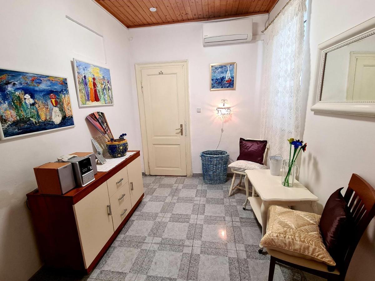 Yellow, Red & Blue Apartment Split Luaran gambar