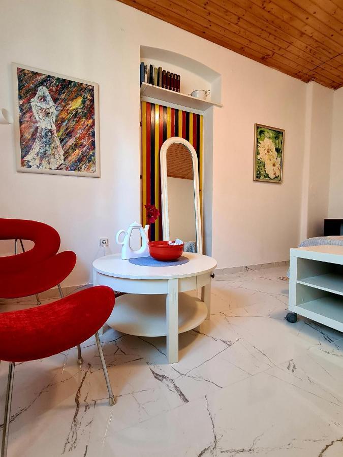 Yellow, Red & Blue Apartment Split Luaran gambar